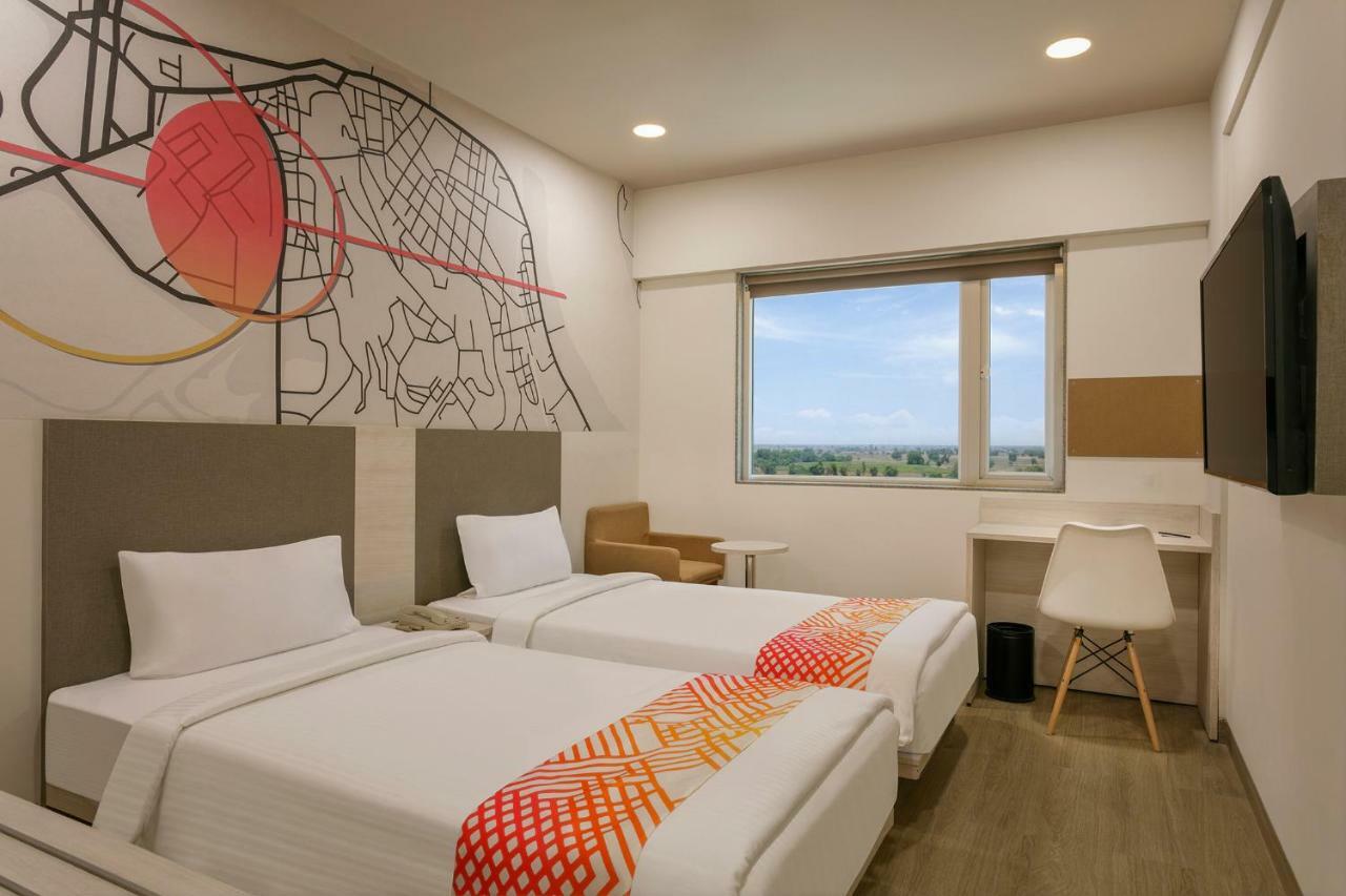 Ginger Sanand Hotel Bagian luar foto