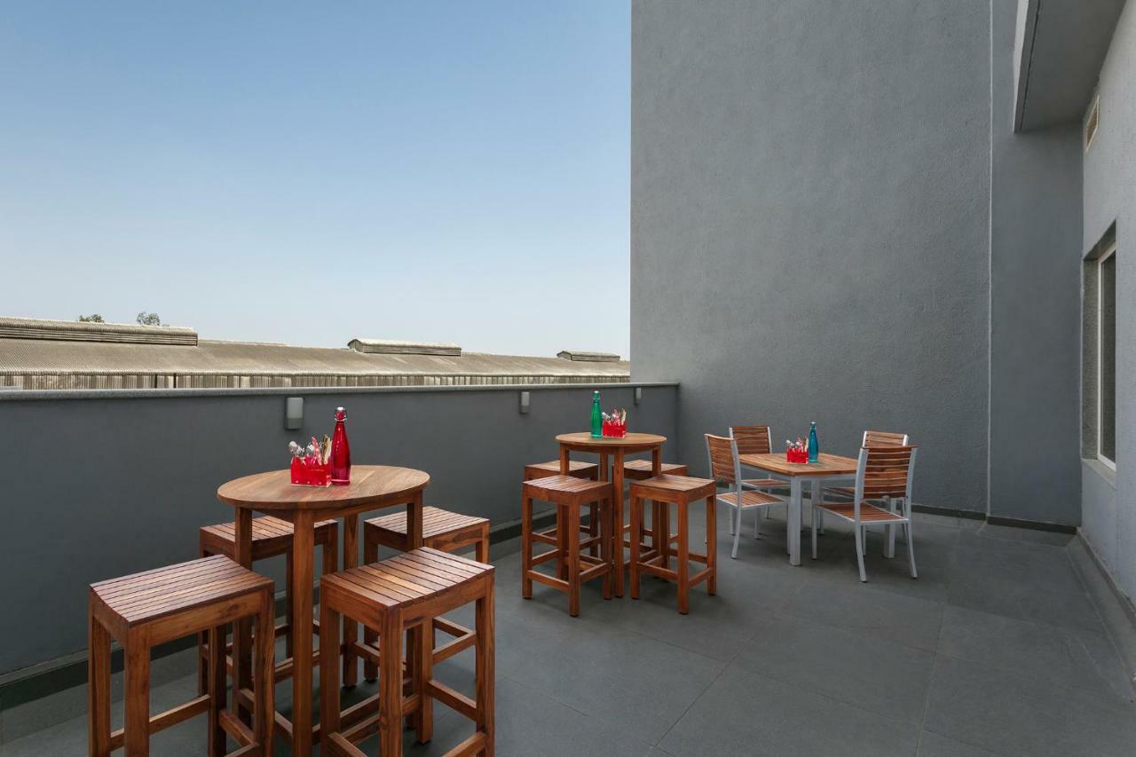 Ginger Sanand Hotel Bagian luar foto
