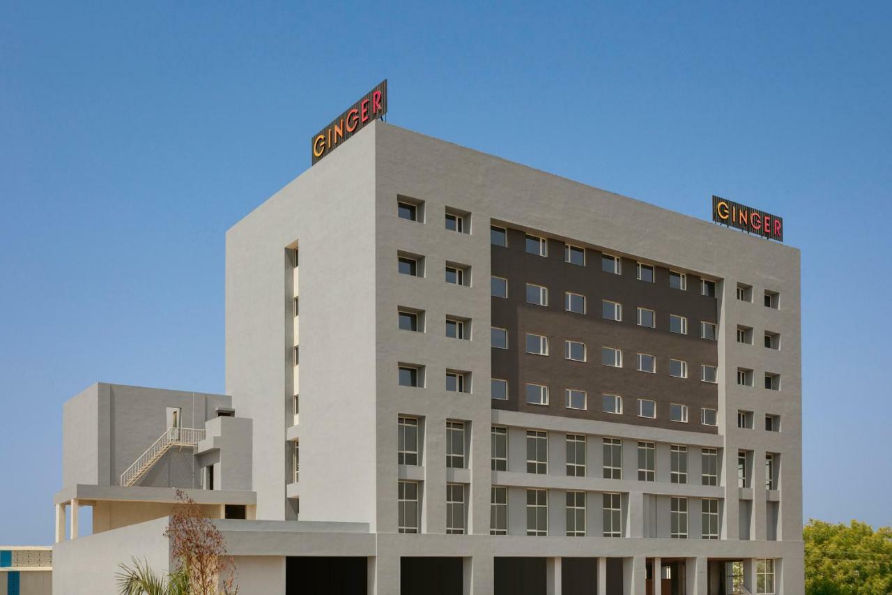 Ginger Sanand Hotel Bagian luar foto