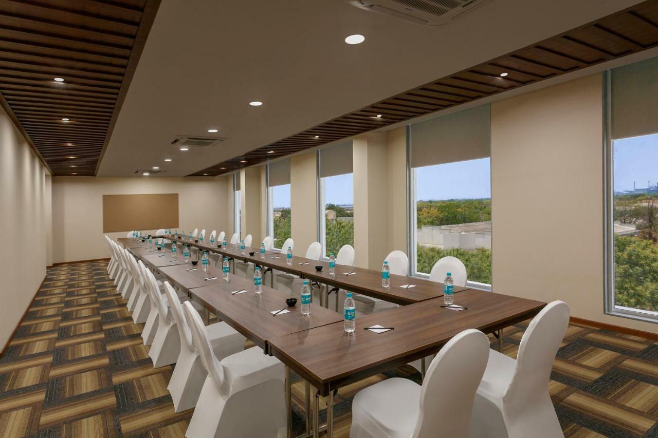Ginger Sanand Hotel Bagian luar foto