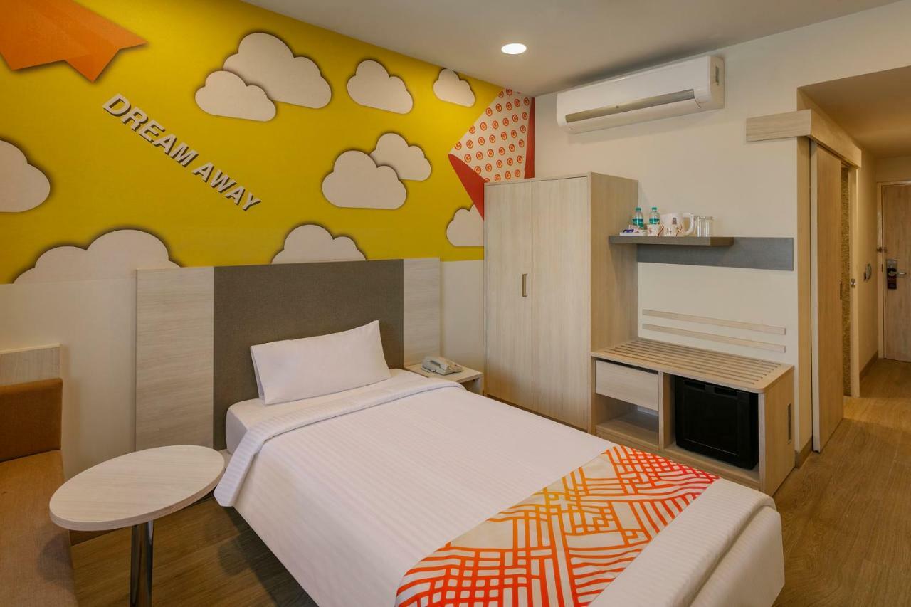 Ginger Sanand Hotel Bagian luar foto