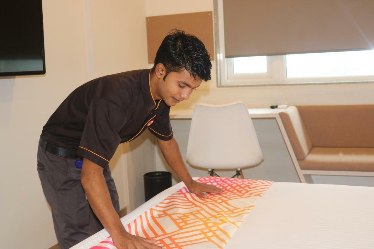 Ginger Sanand Hotel Bagian luar foto