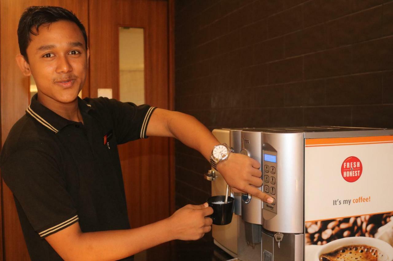 Ginger Sanand Hotel Bagian luar foto