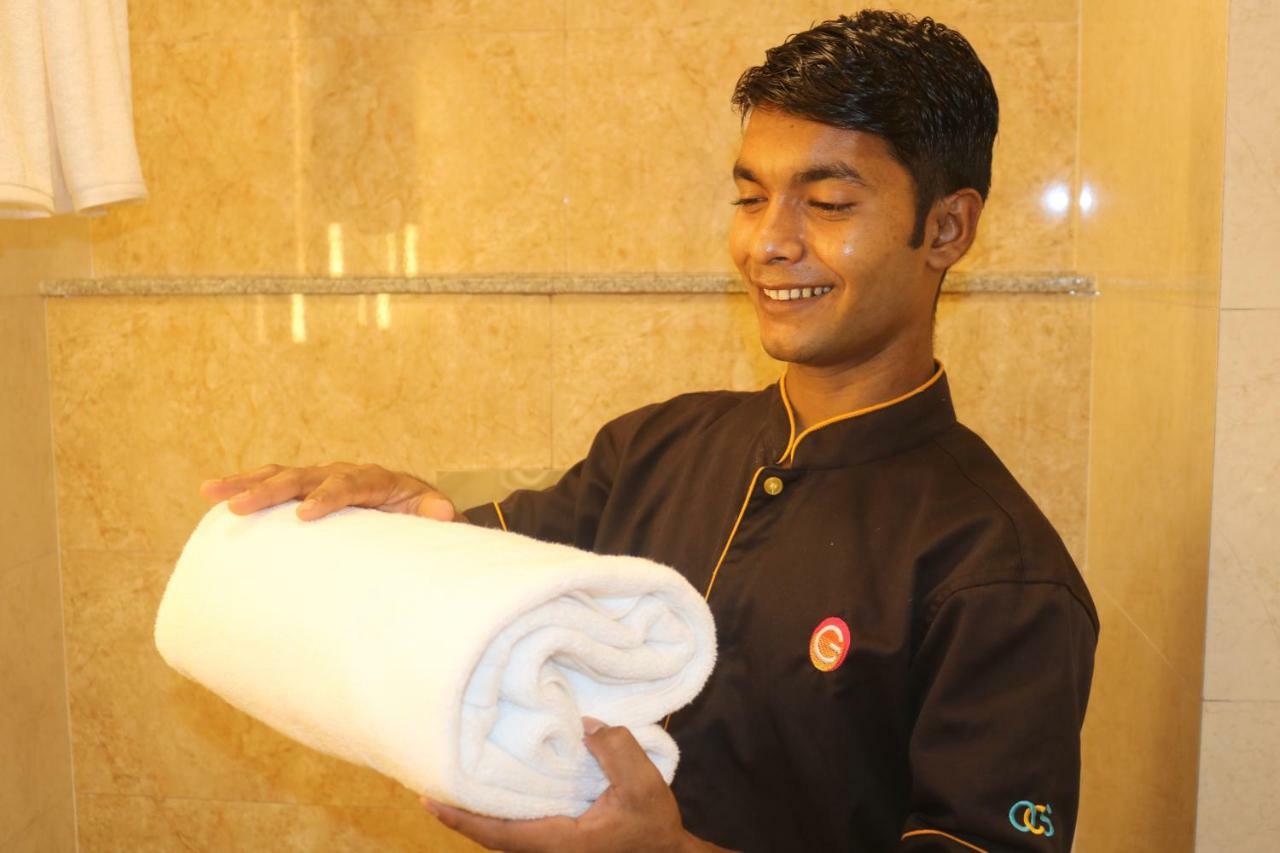Ginger Sanand Hotel Bagian luar foto